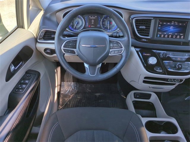 Used 2021 Chrysler Voyager L image 16