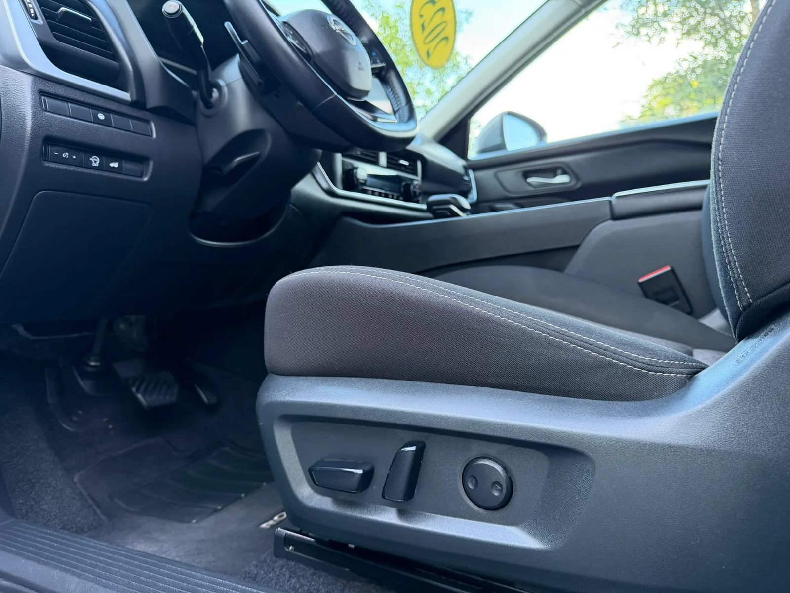 Used 2025 Nissan Rogue SV FWD image 45