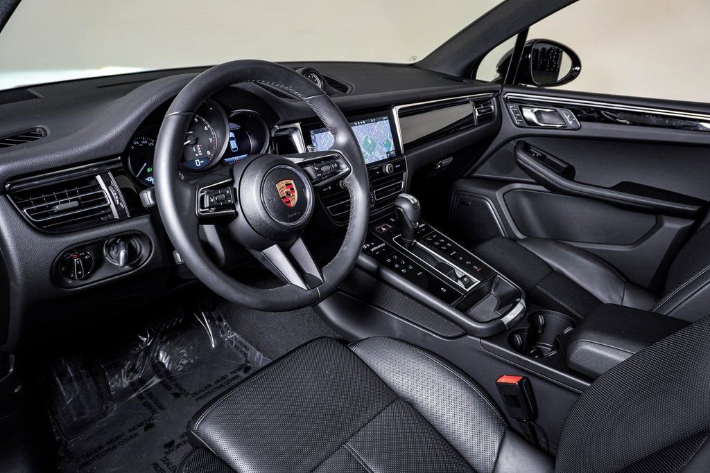 Certified 2025 Porsche Macan image 4