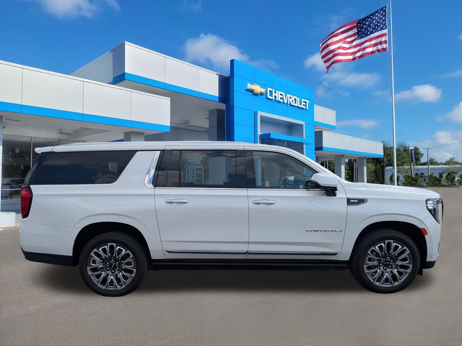 Used 2023 GMC Yukon XL Denali Ultimate image 3