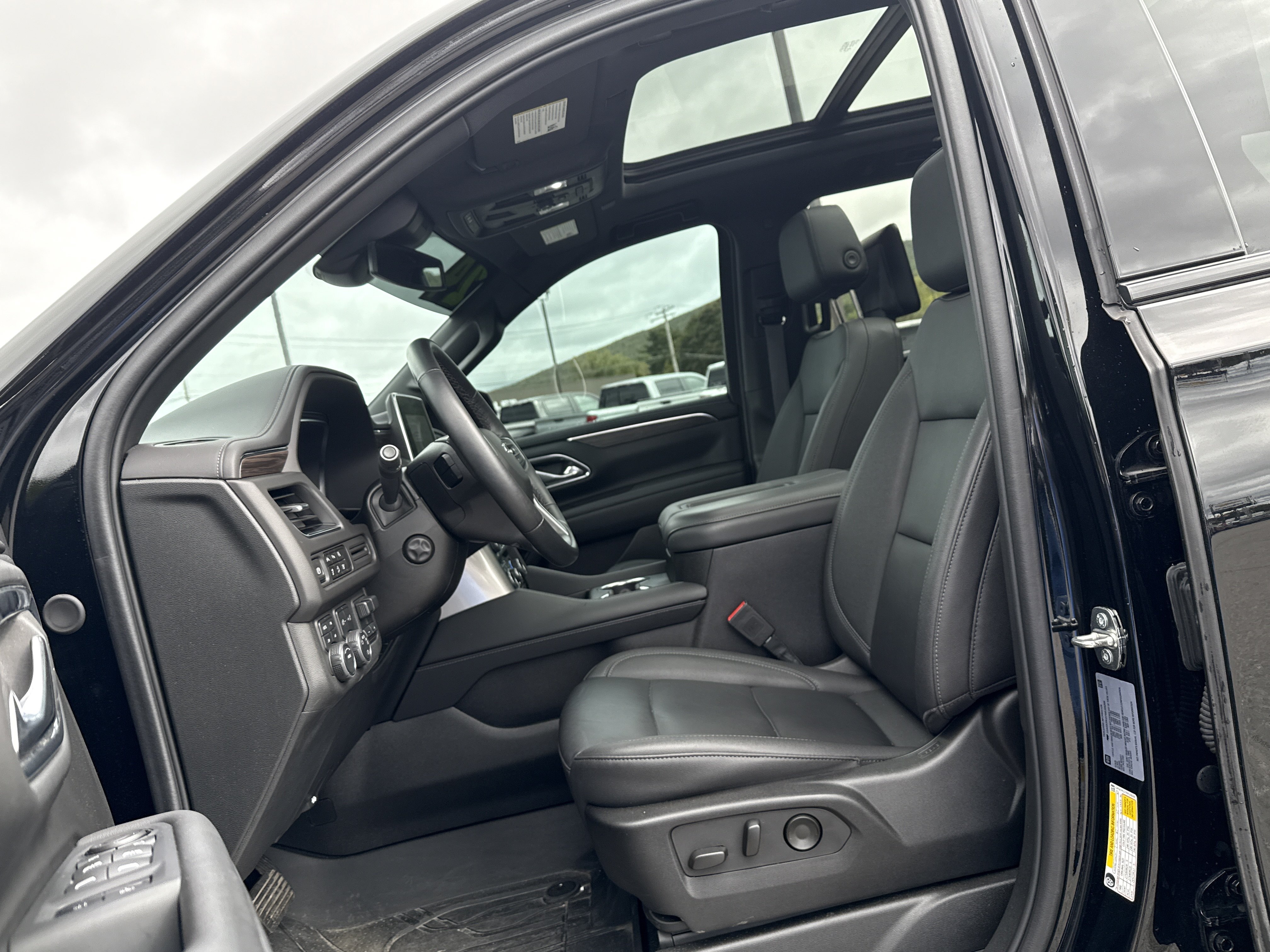 Used 2024 Chevrolet Tahoe Z71 w/ Luxury Package AWD/4WD image 11