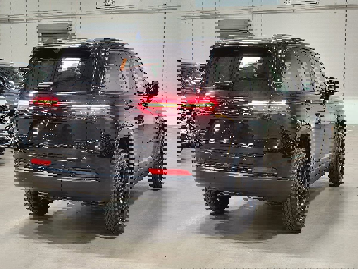 Used 2023 Jeep Grand Cherokee Limited w/ Luxury Tech Group II image 8