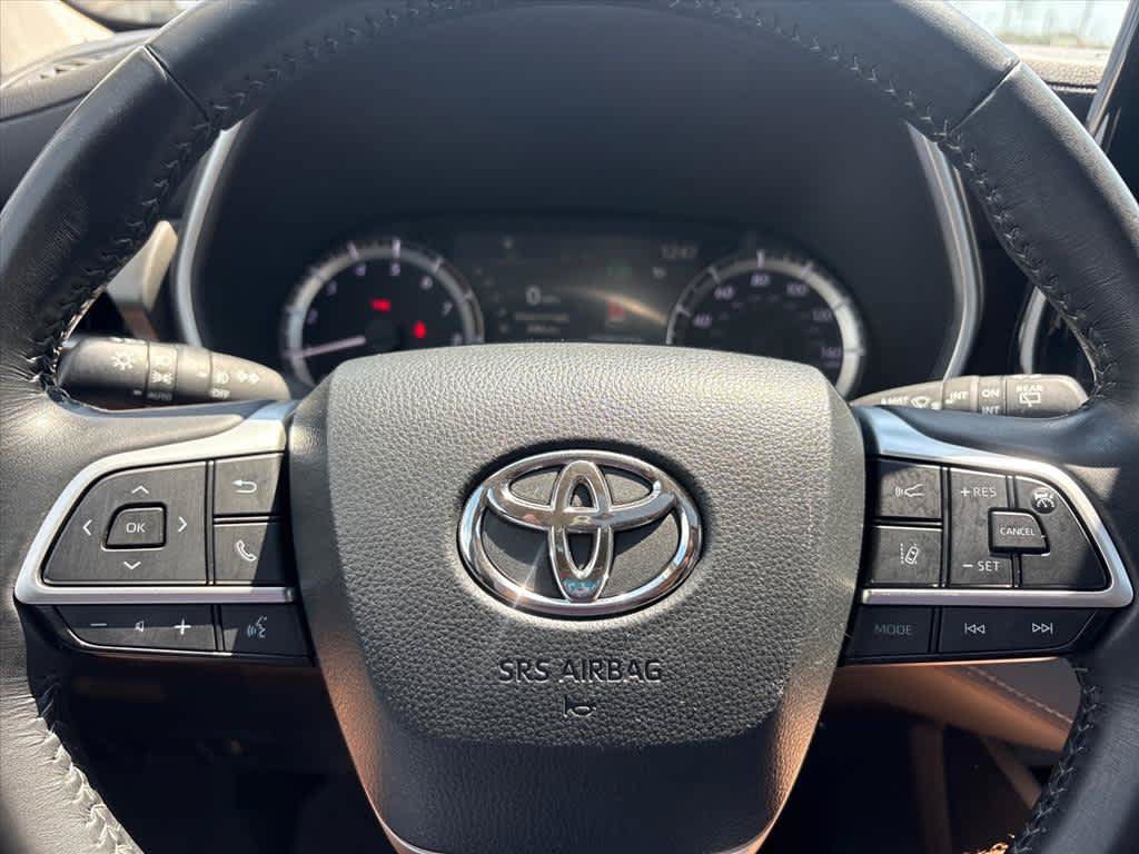 Used 2023 Toyota Highlander XLE FWD image 16