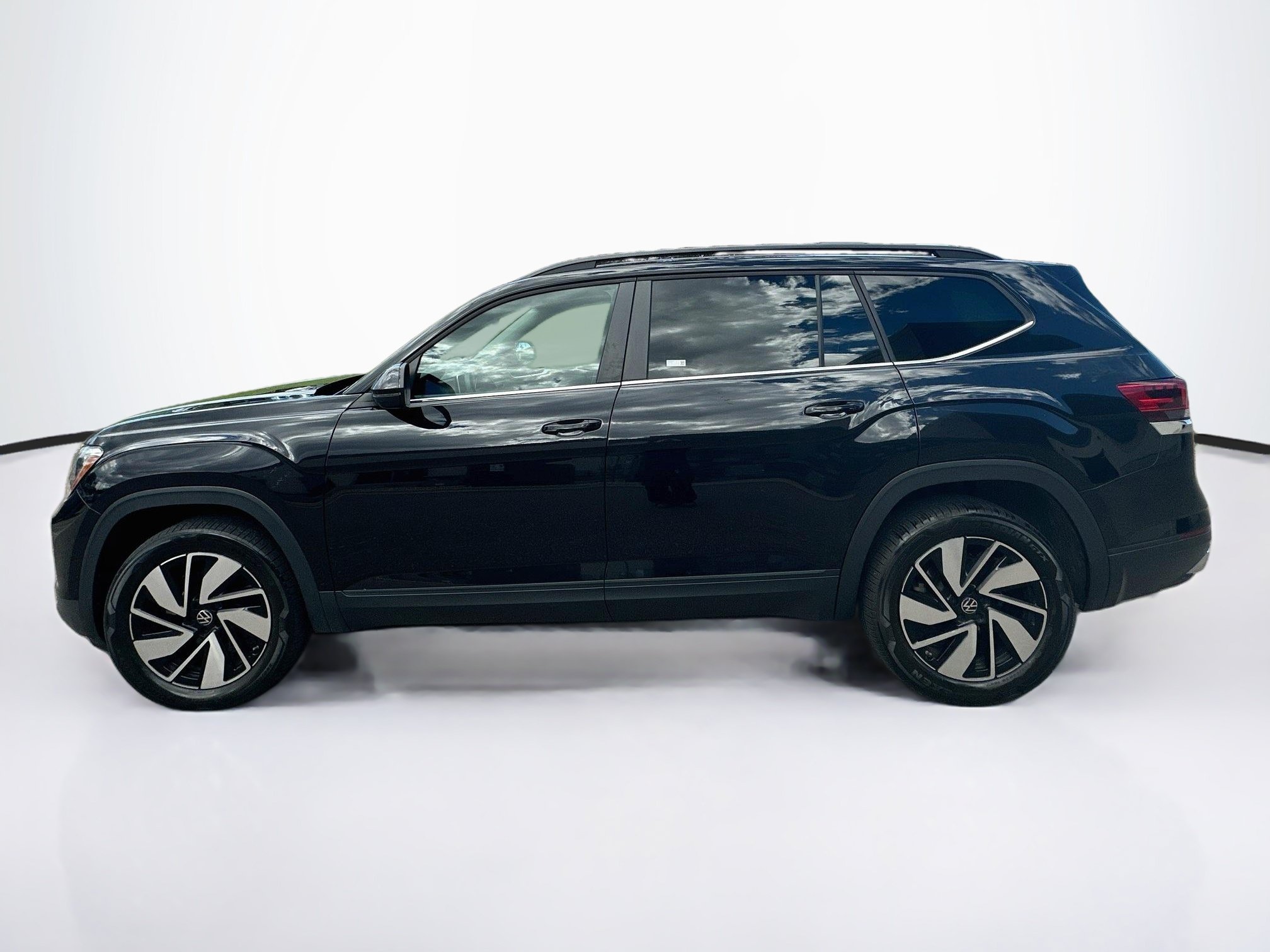 Used 2024 Volkswagen Atlas SE AWD/4WD image 4
