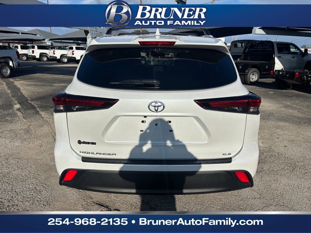 Used 2025 Toyota Highlander XLE image 6