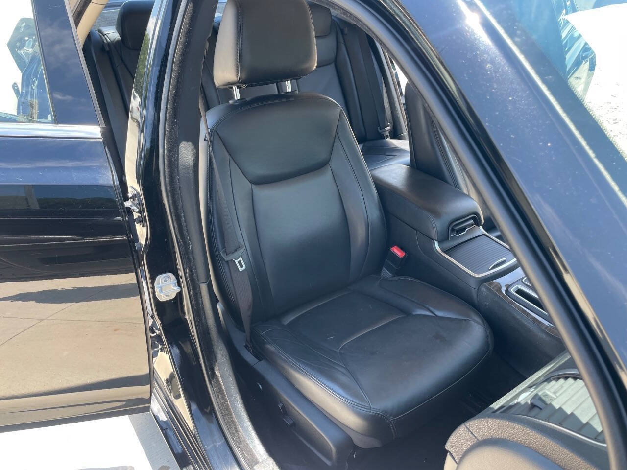 Used 2017 Chrysler 300 Limited RWD image 26