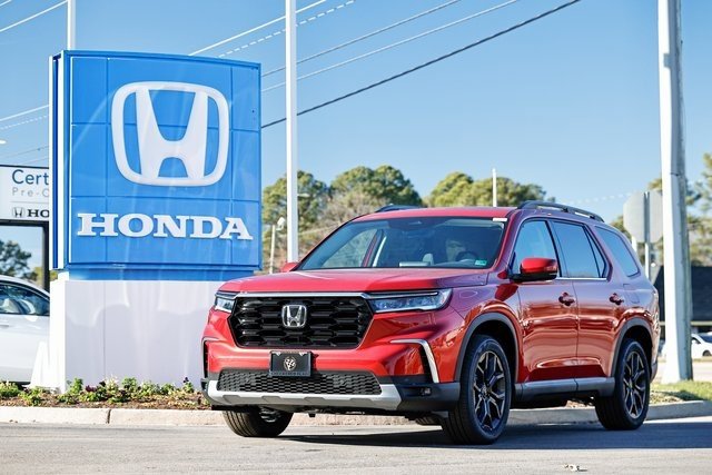 New 2025 Honda Pilot Touring image 1