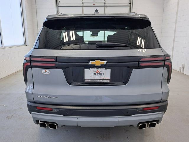 Used 2025 Chevrolet Traverse LT image 7