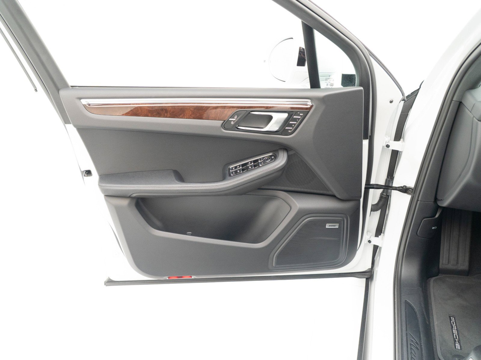 Certified 2025 Porsche Macan image 20