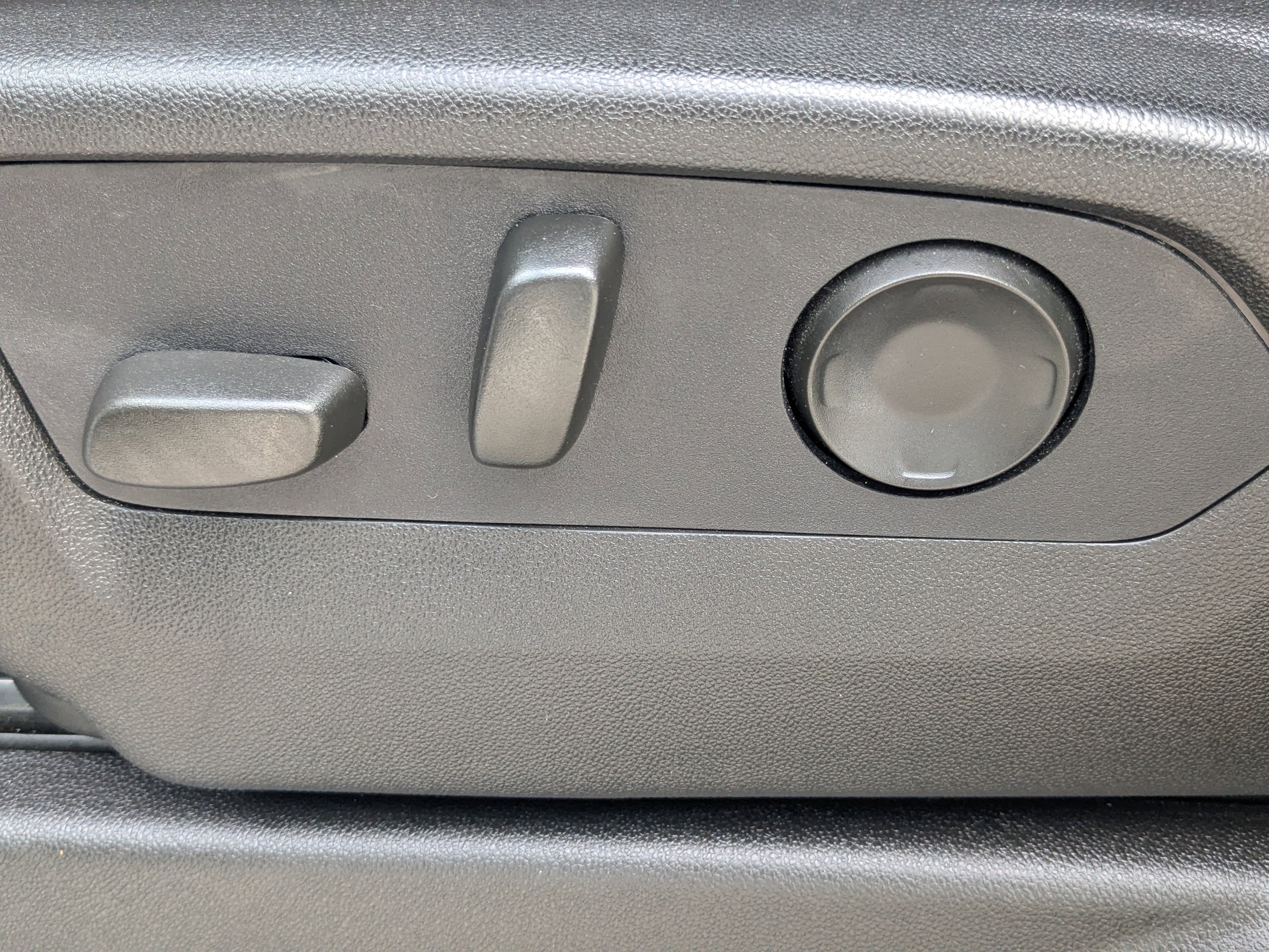 Used 2024 GMC Yukon SLT image 28