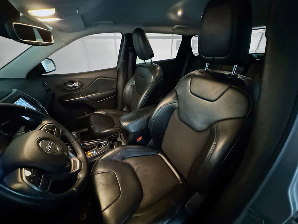 Used 2019 Jeep Cherokee Latitude Plus w/ Comfort/Convenience Group image 19