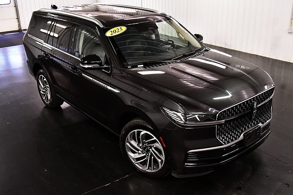 Used 2025 Lincoln Navigator Reserve AWD/4WD image 11