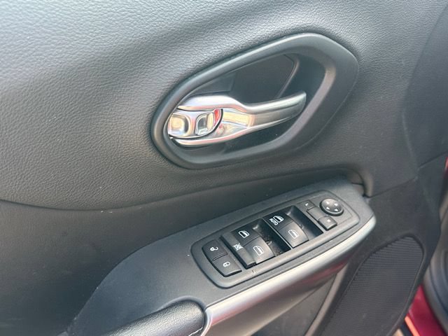 Used 2019 Jeep Cherokee Latitude w/ Cold Weather Group AWD/4WD image 15