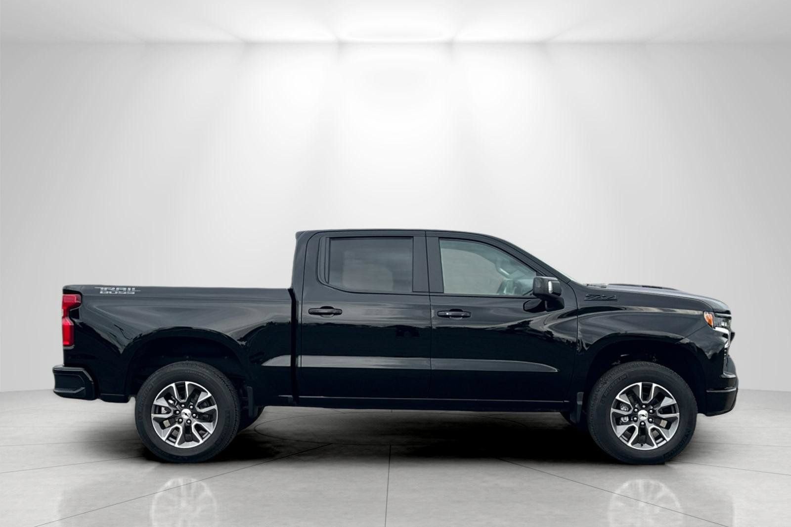 Used 2025 Chevrolet Silverado 1500 LT Trail Boss w/ LT Trail Boss Premium Package AWD/4WD image 2