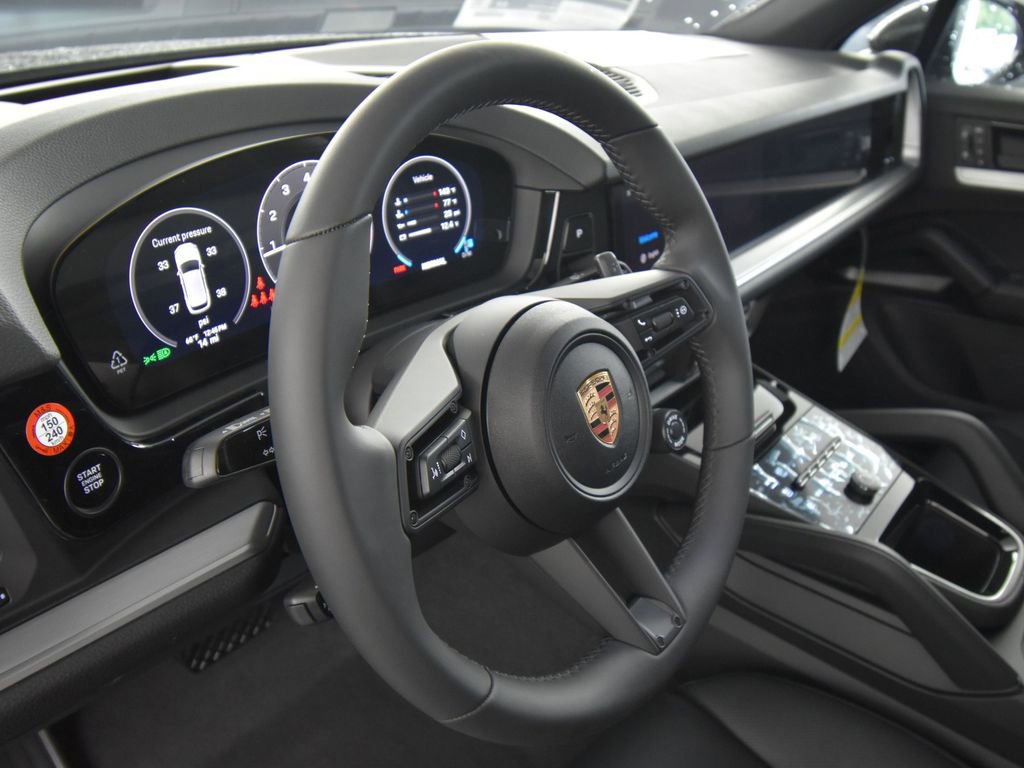 Used 2025 Porsche Cayenne image 4