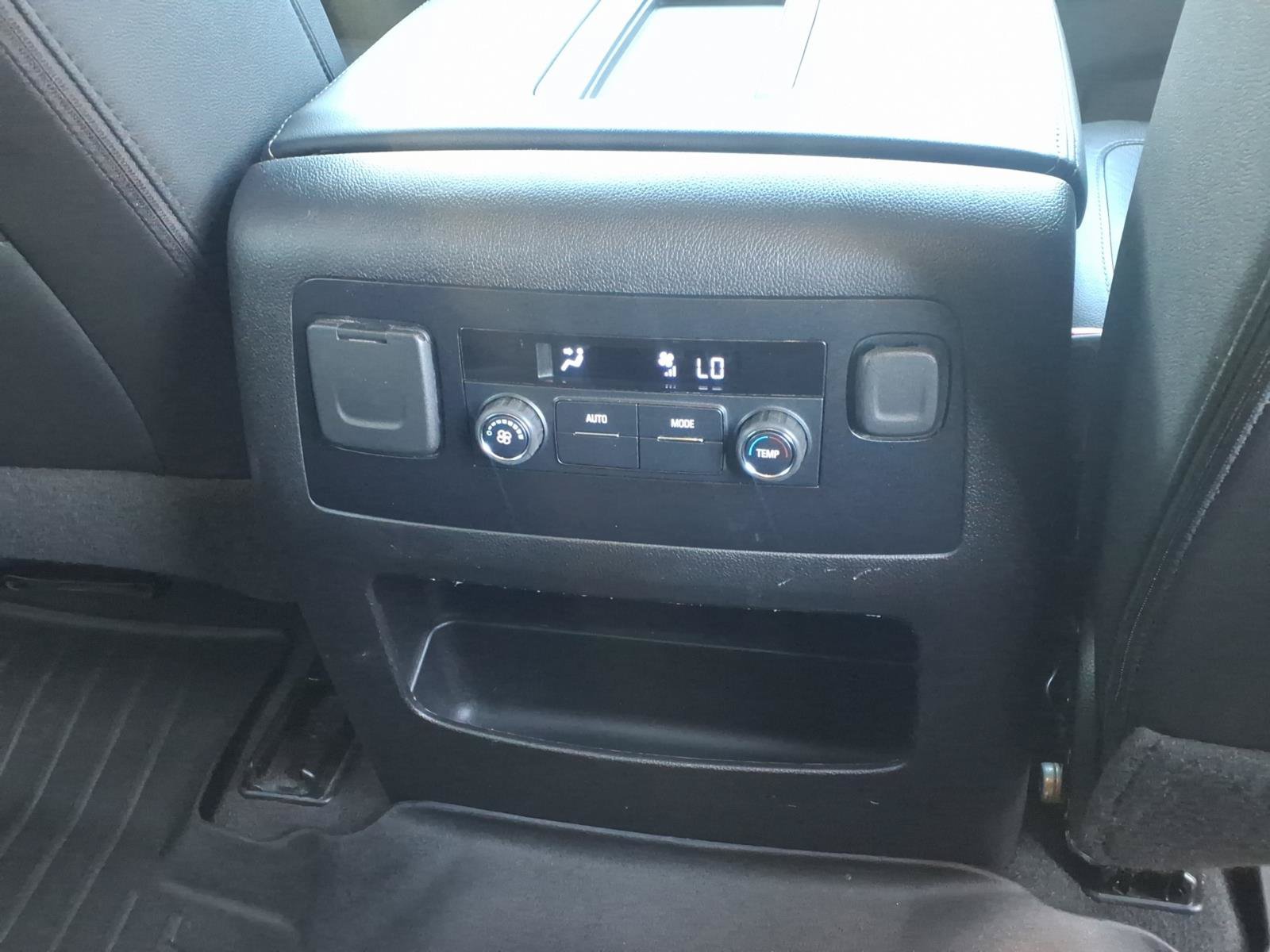 Used 2019 Chevrolet Suburban LT RWD image 15
