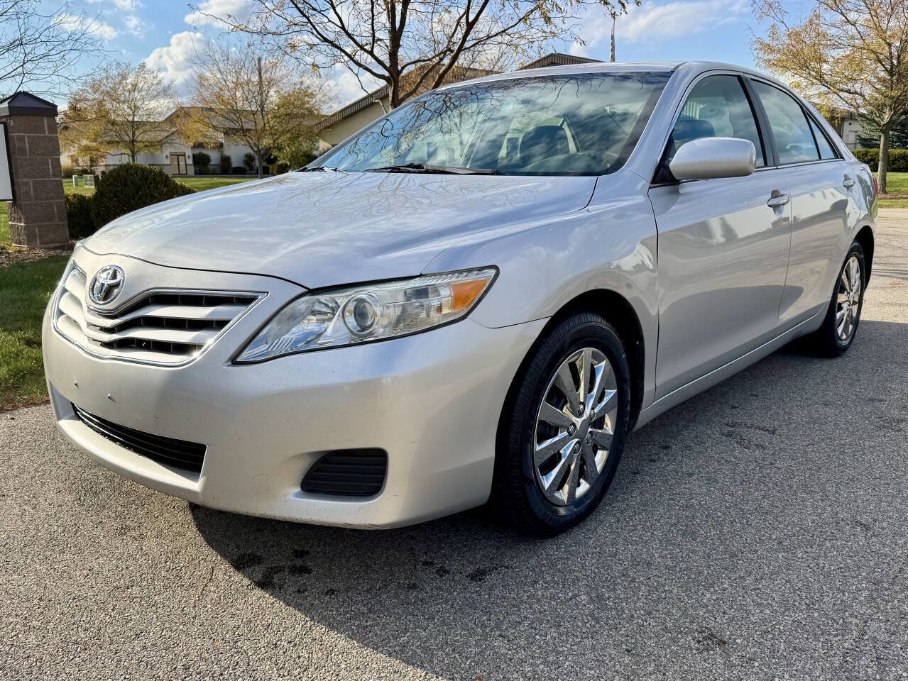 Used 2010 Toyota Camry LE image 2