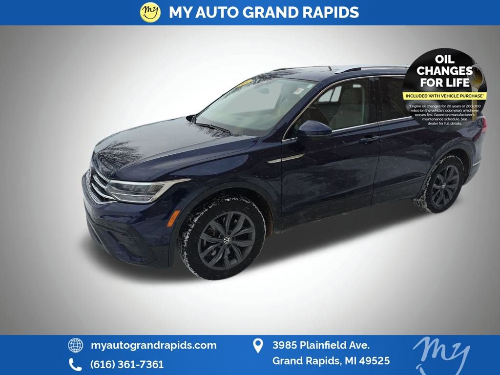 Used 2023 Volkswagen Tiguan SE w/ Panoramic Sunroof Package image 3