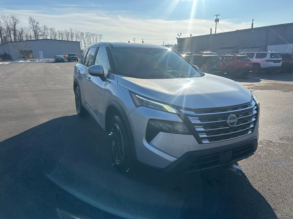 Used 2024 Nissan Rogue SV image 3