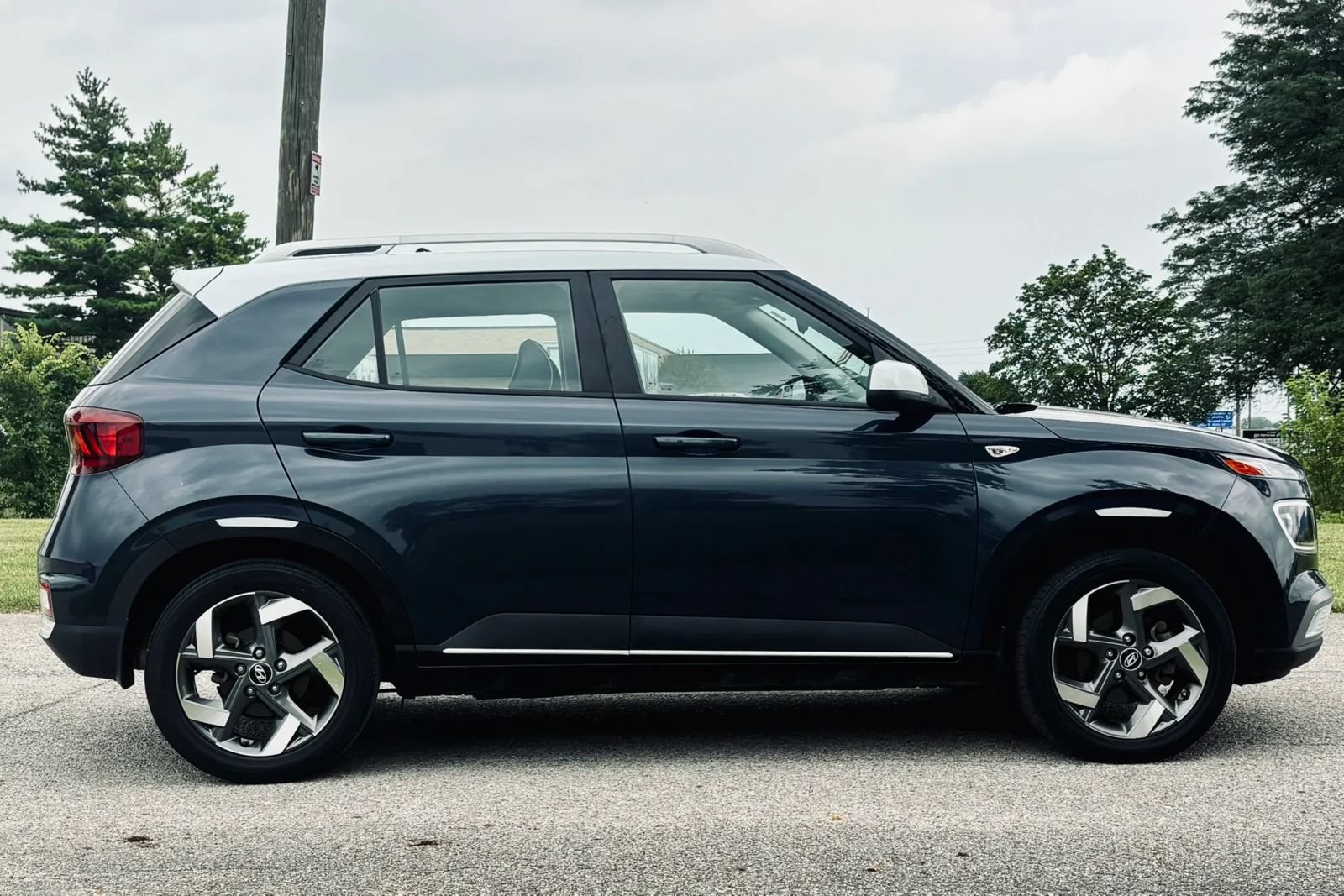 Used 2021 Hyundai Venue FWD image 7