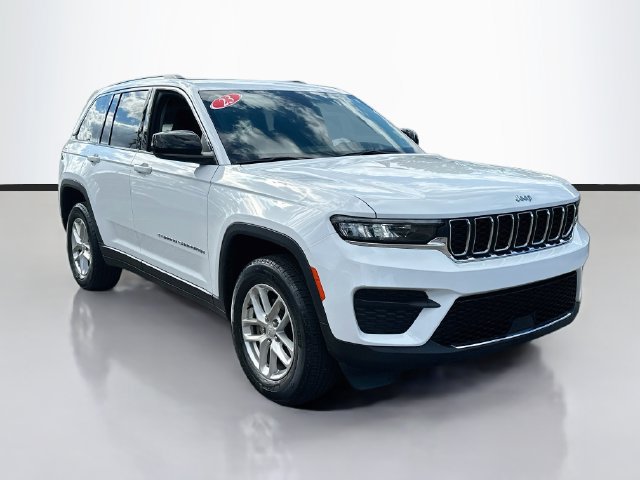 Used 2023 Jeep Grand Cherokee Laredo AWD/4WD image 3