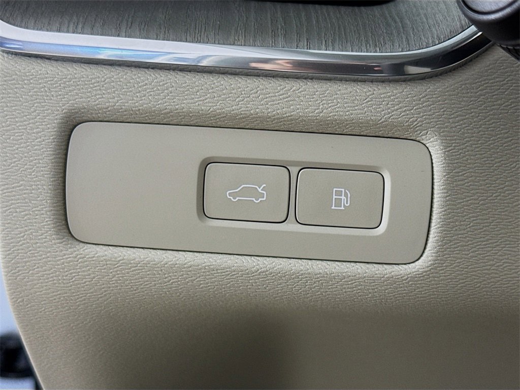 Used 2025 Volvo XC60 T8 Plus w/ Protection Package Premier image 10