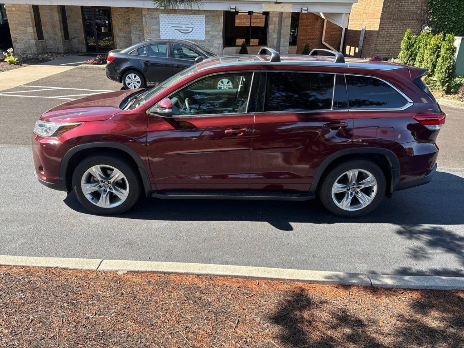 Used 2018 Toyota Highlander Limited AWD/4WD image 3