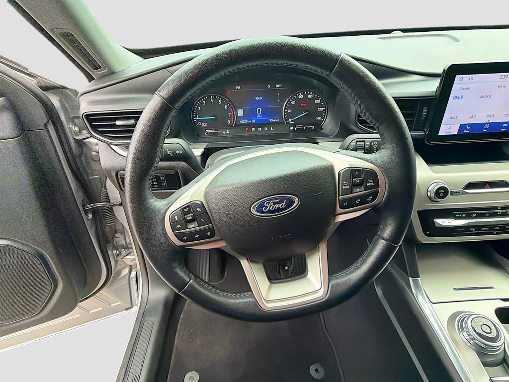 Used 2023 Ford Explorer XLT AWD/4WD image 11