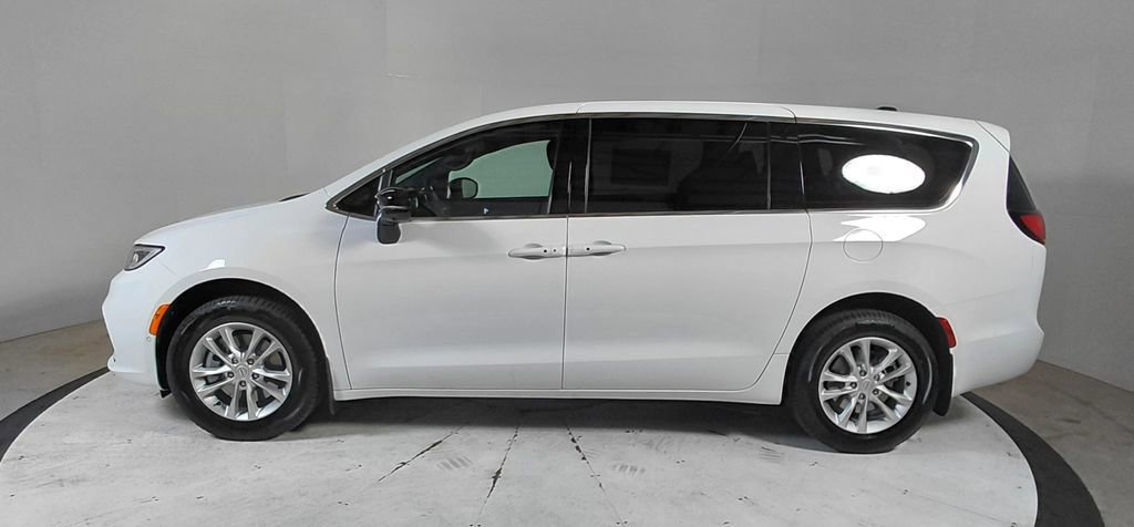 New 2026 Chrysler Pacifica Select AWD/4WD image 4
