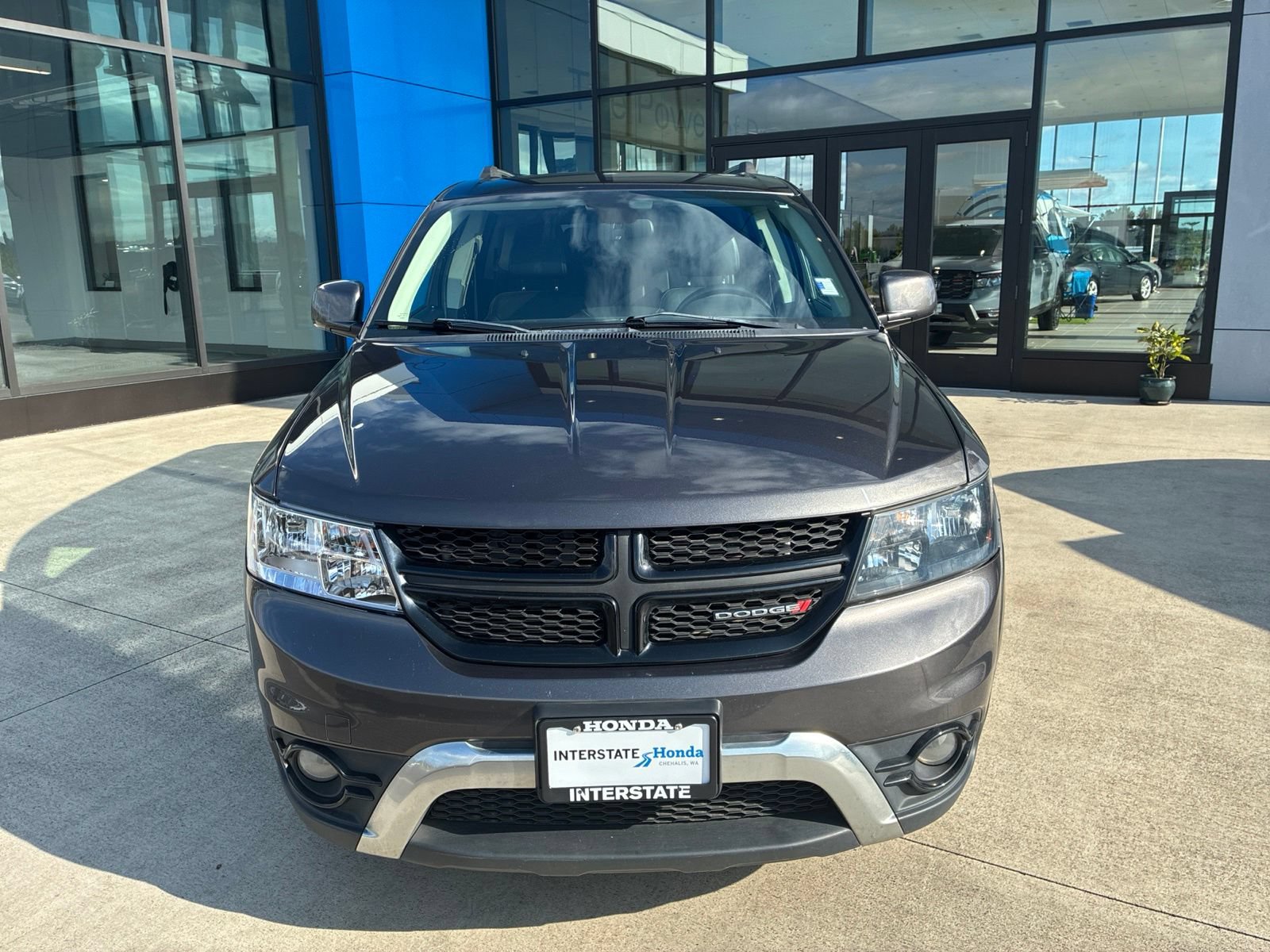 Used 2018 Dodge Journey Crossroad w/ Nav & Sun Group FWD image 2