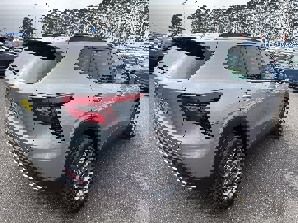 Used 2025 Chevrolet Trax LT w/ LT Convenience Package image 5