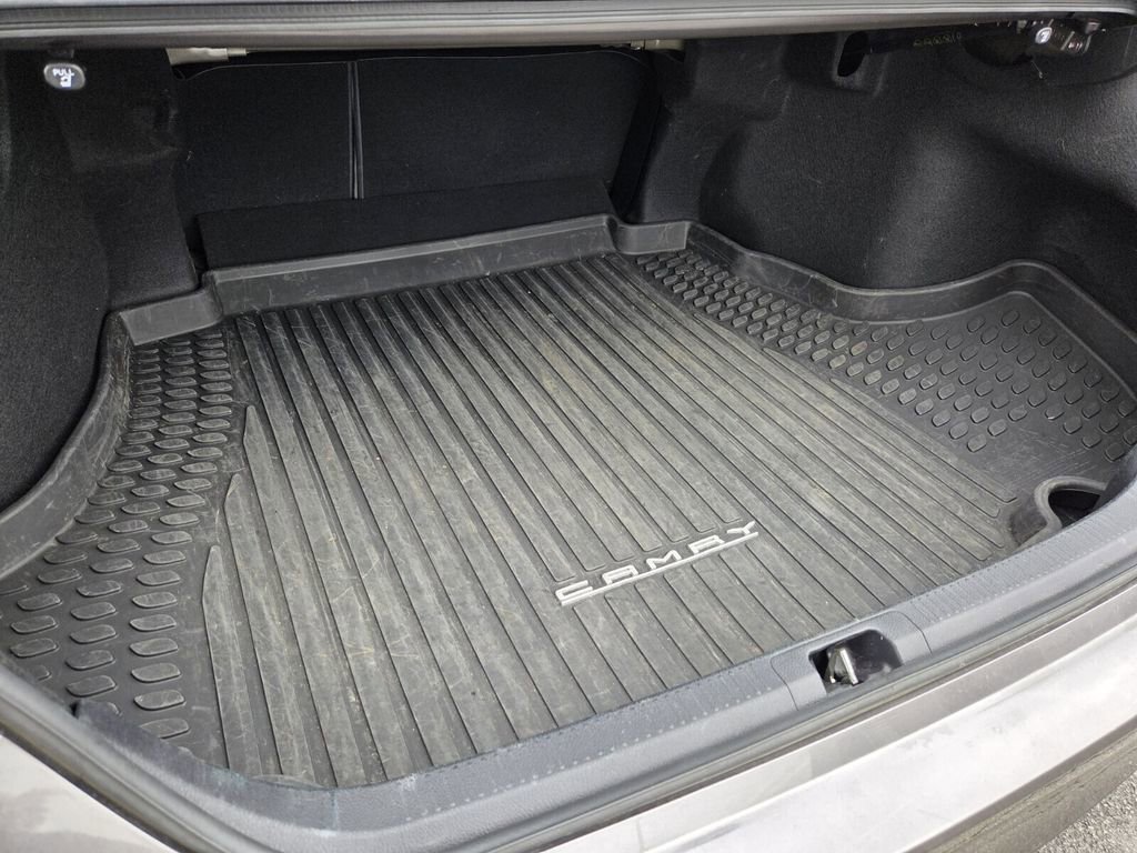 Used 2022 Toyota Camry XLE w/ Navigation Upgrade Package image 9