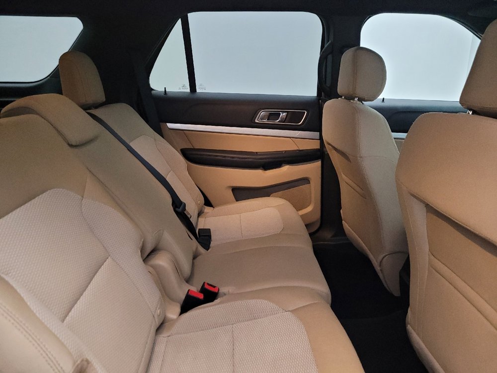 Used 2017 Ford Explorer XLT image 19