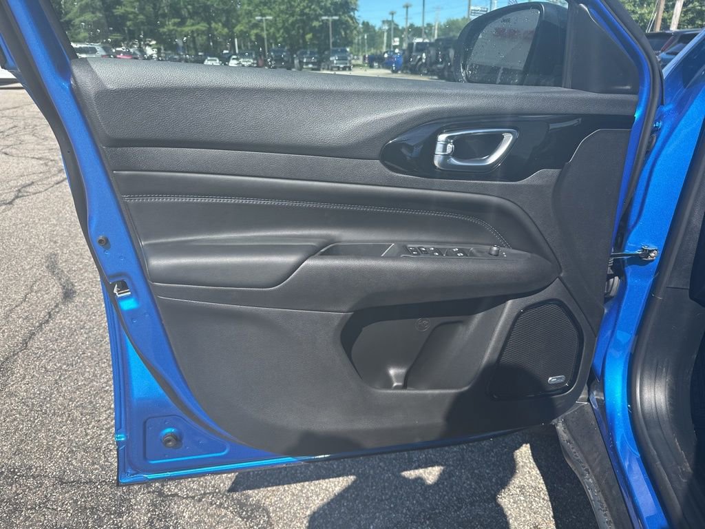 New 2025 Jeep Compass Latitude w/ Sun & Sound Group image 11
