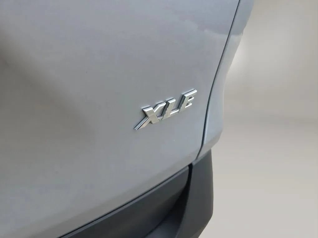 Used 2019 Toyota RAV4 XLE FWD image 12