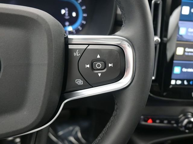 Used 2024 Volvo XC40 B5 Plus image 24