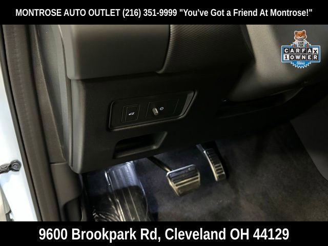 Used 2024 Land Rover Discovery Dynamic SE image 15