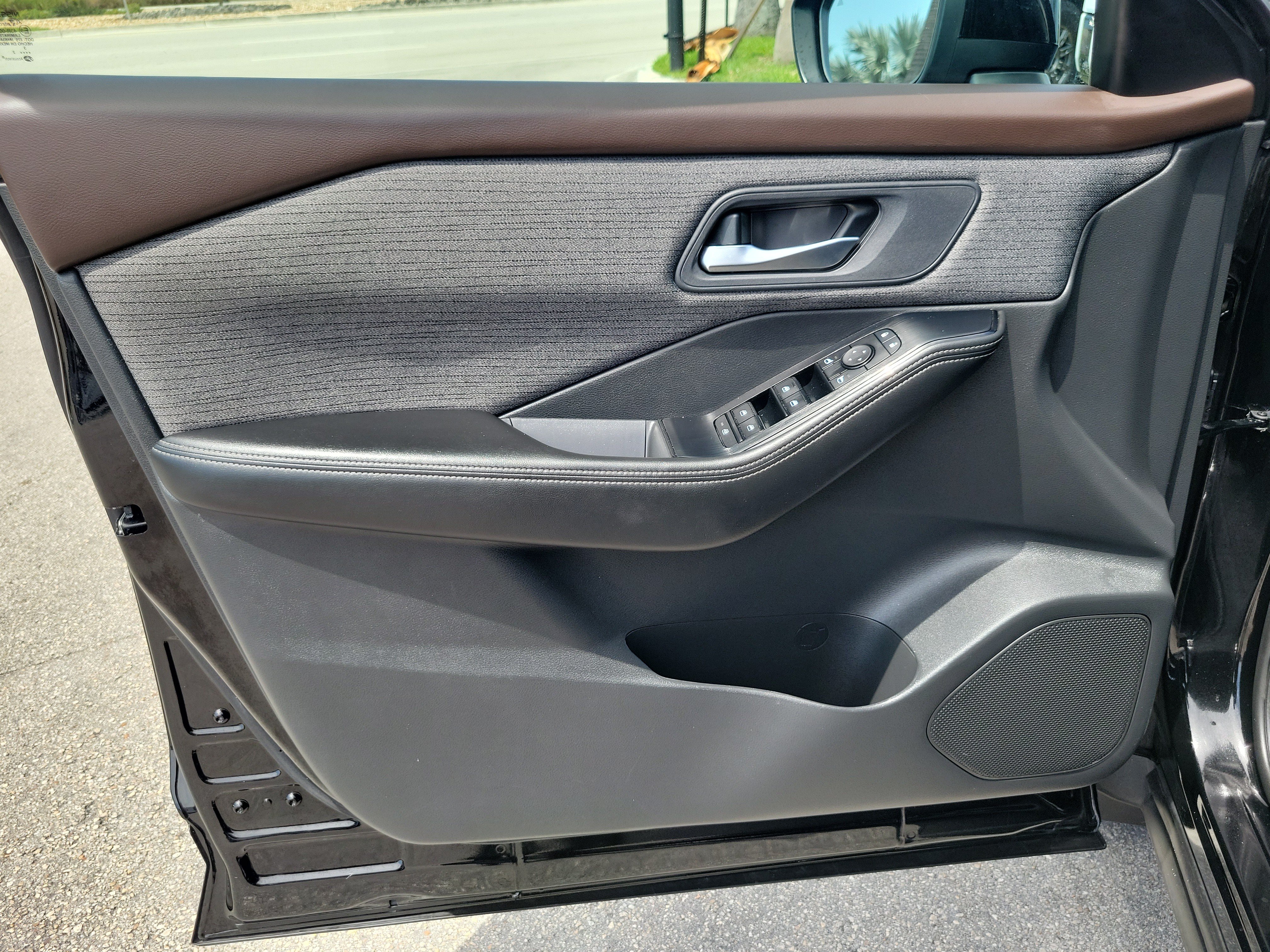 Used 2022 Nissan Rogue SV FWD image 23