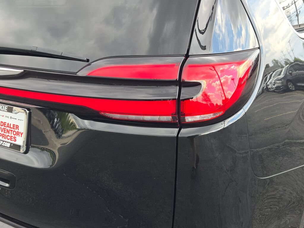 Certified 2024 Chrysler Pacifica Touring-L FWD image 13