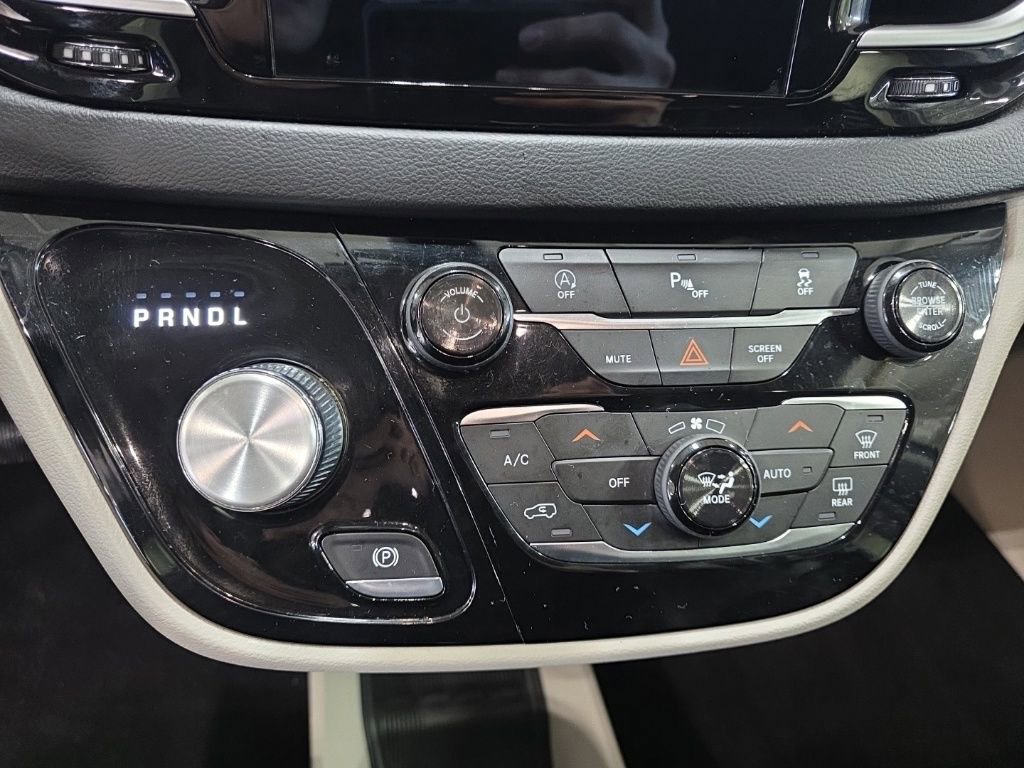 Used 2018 Chrysler Pacifica Touring-L image 24