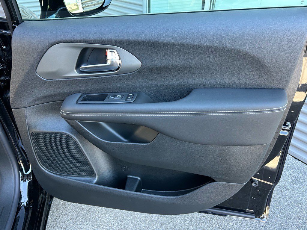 New 2025 Chrysler Voyager LX image 39