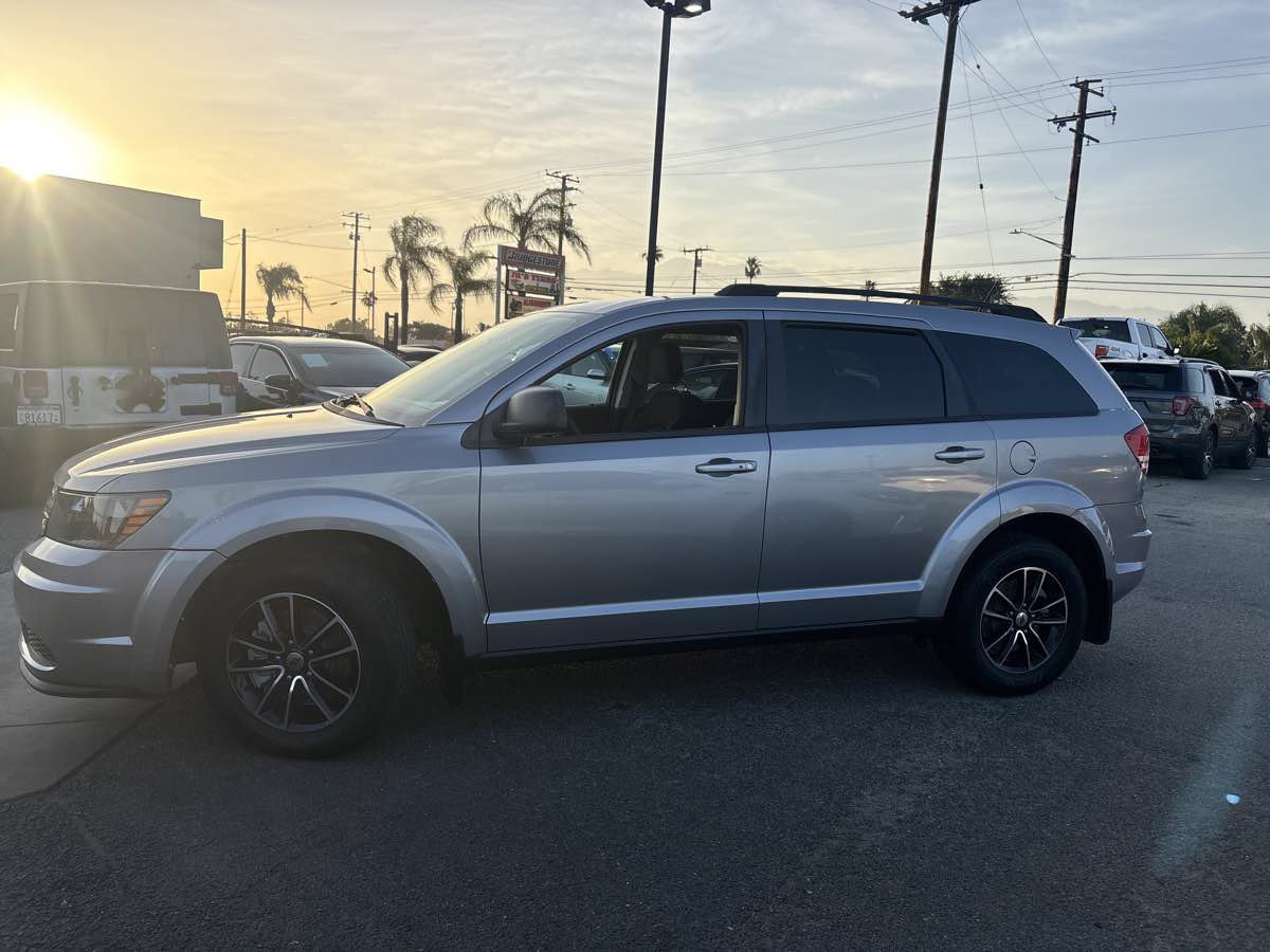 Used 2018 Dodge Journey SE w/ Blacktop Package FWD image 1