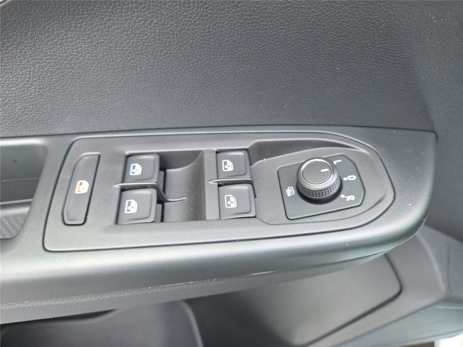 New 2025 Volkswagen Taos SE image 13