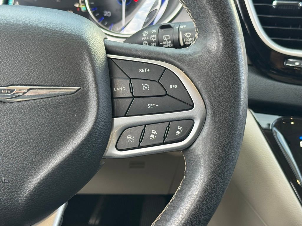 Used 2022 Chrysler Pacifica Touring-L FWD image 17