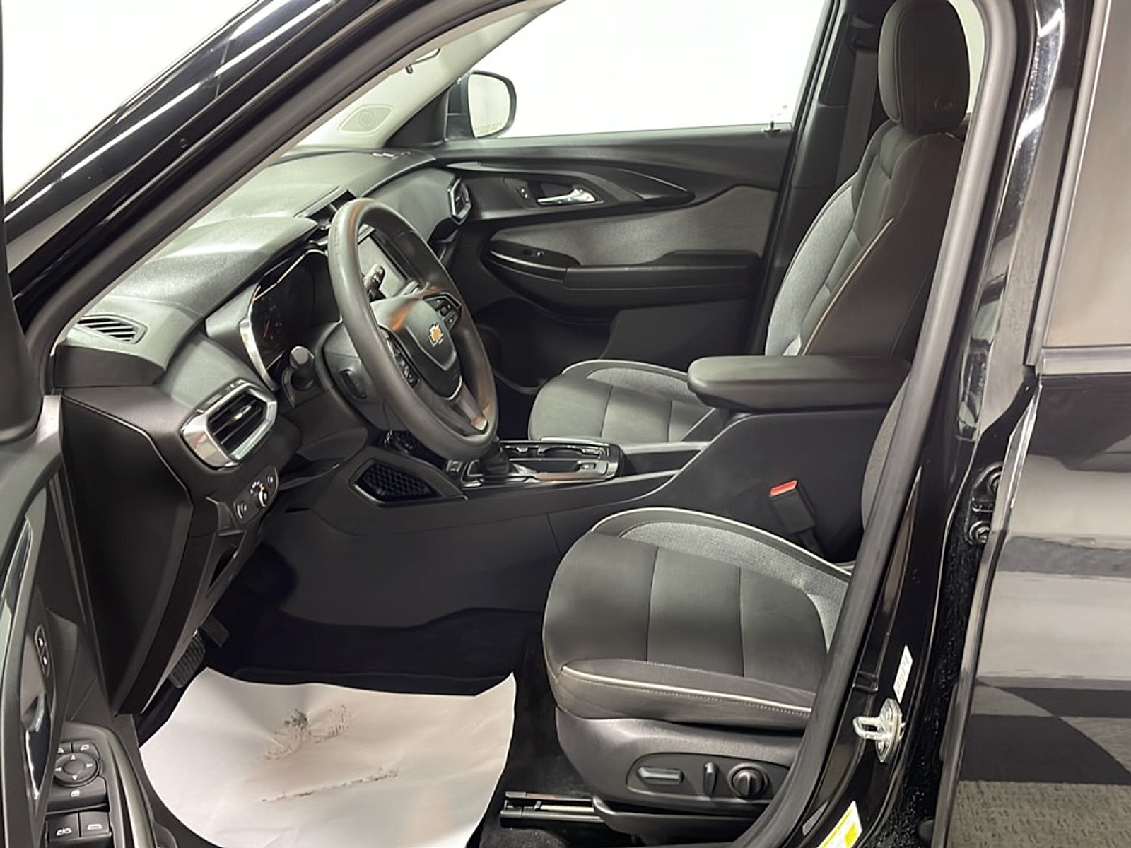 Used 2023 Chevrolet TrailBlazer LT FWD image 2