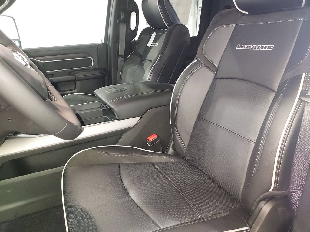 New 2026 RAM 3500 Laramie AWD/4WD image 17