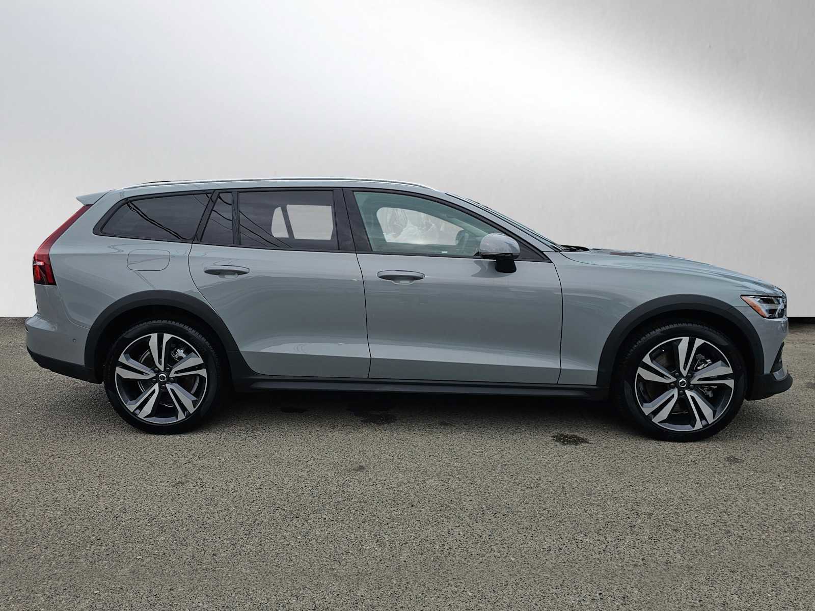 Certified 2025 Volvo V60 B5 Cross Country Plus image 2