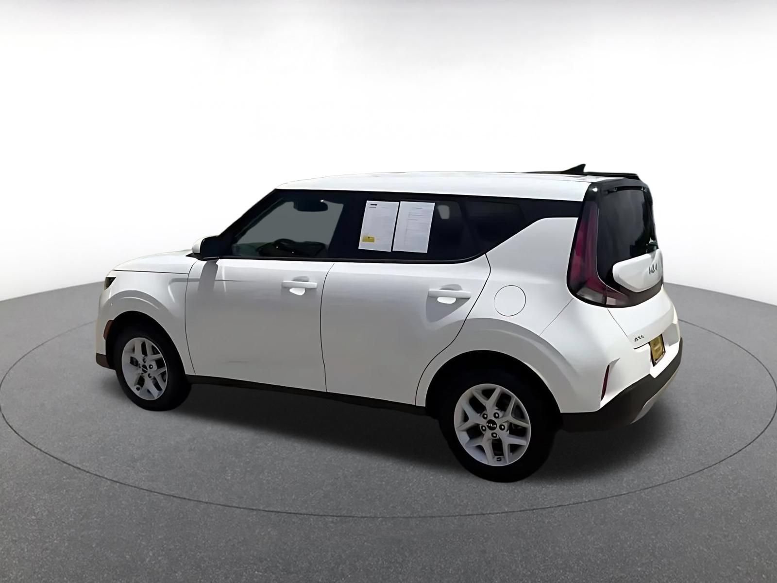 Used 2025 Kia Soul LX w/ LX Technology Package FWD image 10