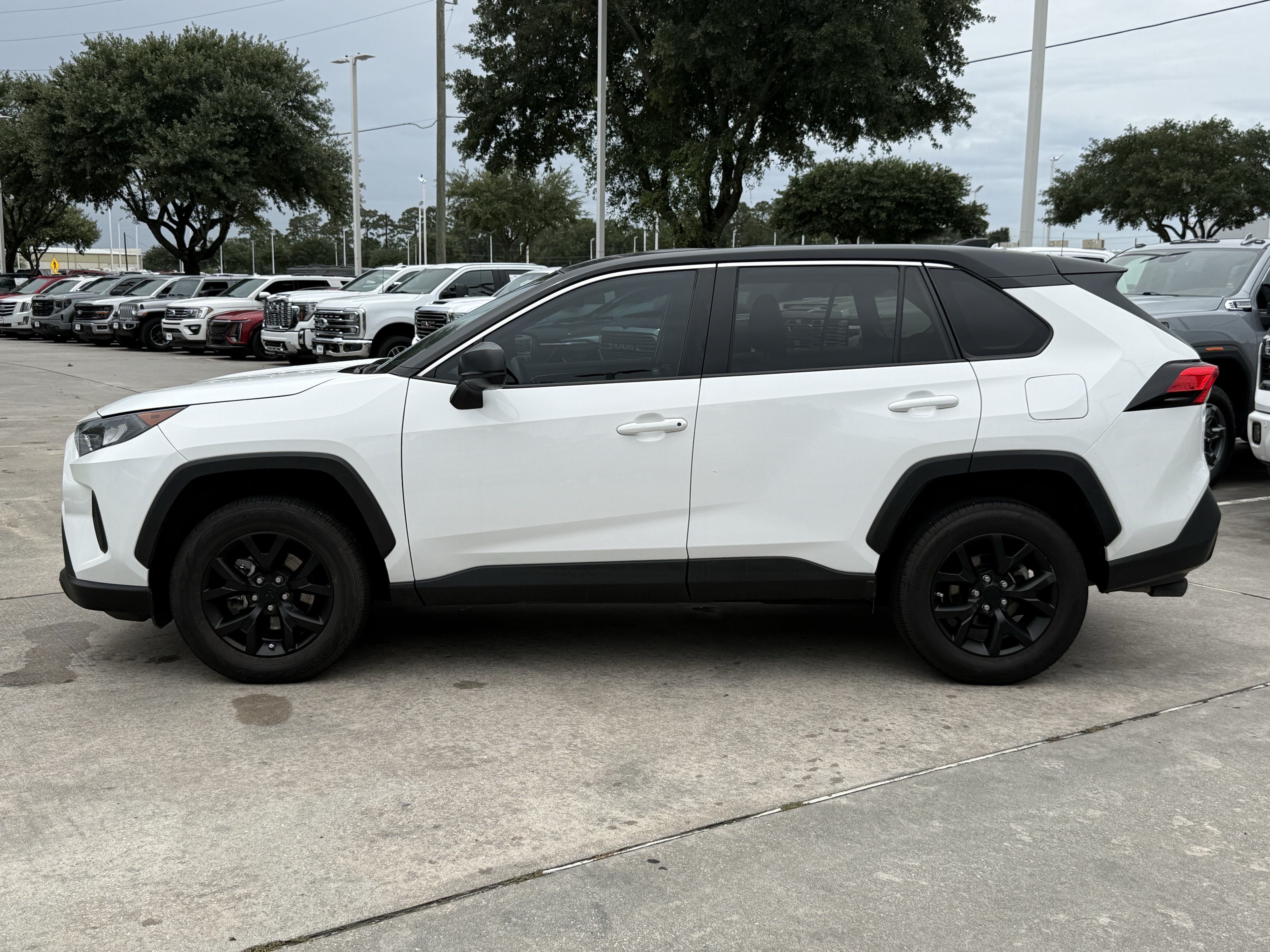 Used 2022 Toyota RAV4 LE FWD image 8