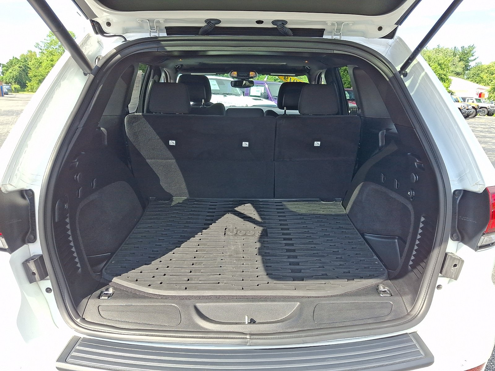 Used 2019 Jeep Grand Cherokee Laredo AWD/4WD image 29